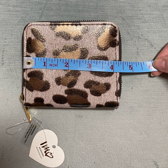 NWT leopard print designer look wallet 4.5“ x 4“ three-quarter round zipperBy,IM - Picture 9 of 10
